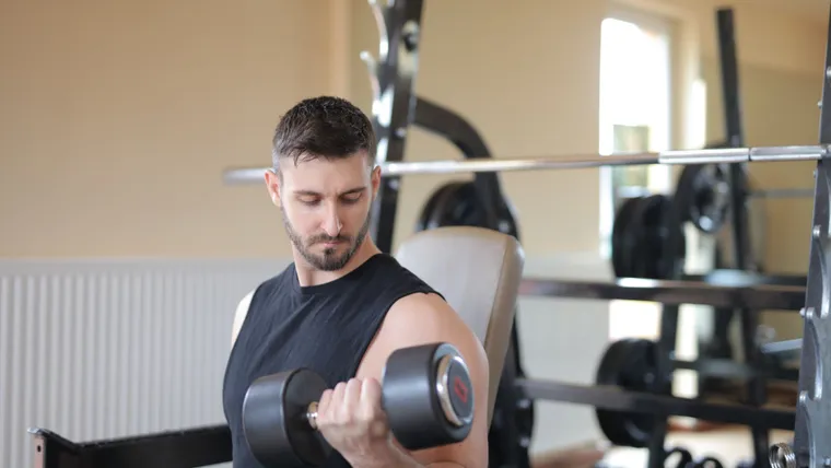 Bradley Barcola, attaquant international français, en action balle au pied